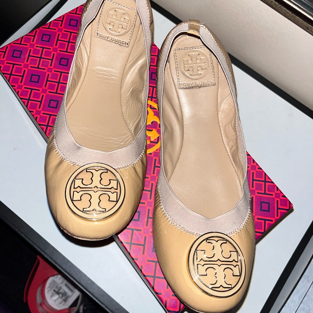 Tory Burch Carolina Flats. Outside is really clean. Great condition.